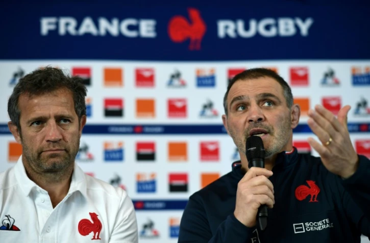 Le manager général des Bleus, Raphaël Ibanez (d), au côté du sélectionneur Fabien Galthié, en conférence de presse à Marcoussis, le 7 février 2020
