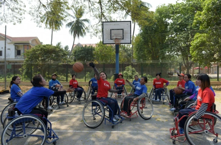 Des joueuses cambodgiennes de basket-ball en fauteuil roulant à l'entraînement le 18 février 2016 à Battambang