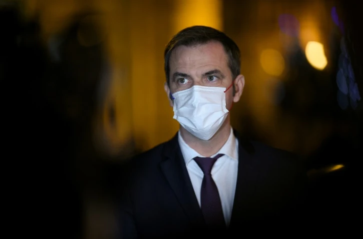 Le ministre de la Santé Olivier Véran en visite dans un centre de vaccination, le 23 décembre 2021 à Paris