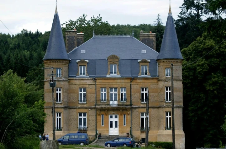 Des véhicules de la gendarmerie devant le Château du Sautou, ancienne propriété de Michel Fourniret en juin 2004