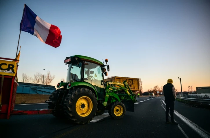 Des agriculteurs bloquent la M7 dans le cadre d'actions organisées à l'appel de la Coordination rurale, le 5 janvier 2026 à Lyon (Rhône)