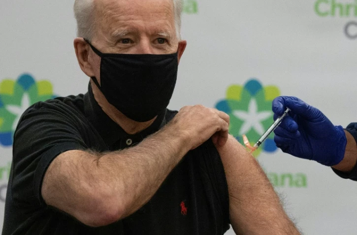 Le président élu des Etats-Unis, Joe Biden, reçoit la deuxième dose du vaccin de Pfizer/BioNTech, le 11 janvier 2021 à l'hôpital Christiana à Newark, dans le Delaware