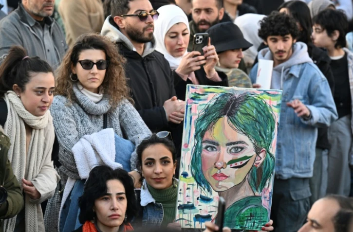 Des Syriens manifestent pour la défense de la démocratie et les droits des femmes, sur la place des Omeyyades à Damas le 19 décembre 2024