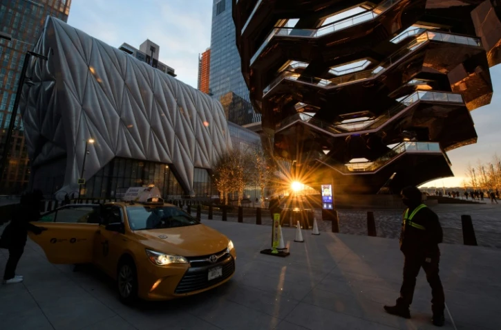 Des spectateurs arrivent le 2 avril 2021 devant le "Shed", lieu de spectacles à l'ouest de Manhattan, qui organisait un concert pour la première fois depuis la fermeture des lieux de spectacles en mars 2020