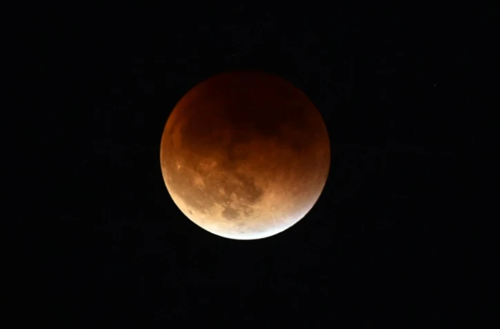 Une éclipse totale de super Lune observée depuis la vallée de San Gabriel, en Californie le 27 septembre 2015