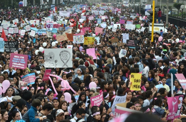 Des milliers de personnes manifestent contre les violences contre les femmes à Lima, le août 2016