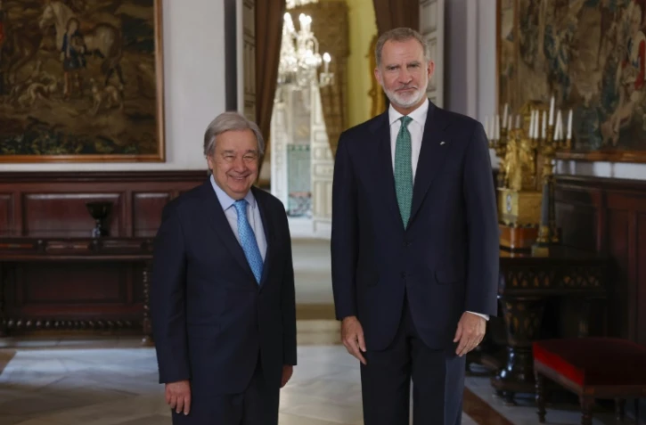 Le roi d'Espagne Felipe VI (d) pose avec le secrétaire général de l'ONU, Antonio Guterres, avant une réunion à la veille de la quatrième conférence internationale des Nations unies sur le financement du développement, à Séville, le 29 juin 2025
