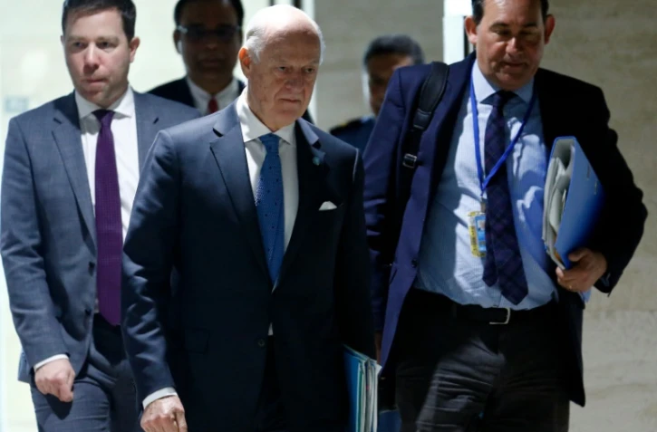 Arrivée de l'émissaire de l'ONU Staffan de Mistura (c), le 17 mars 2016 au siège de l'ONU à Genève pour les négociations sur la Syrie