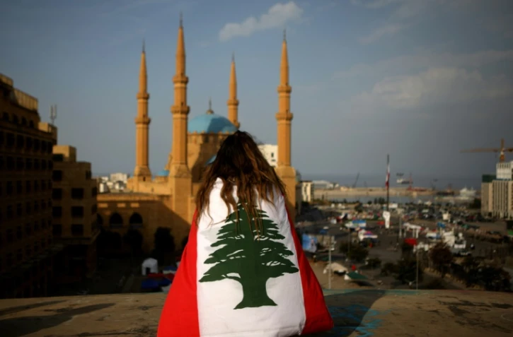 Une manifestante libanais enroulée dans le drapeau national, le 14 novembre 2019 dans le centre de Beyrouth