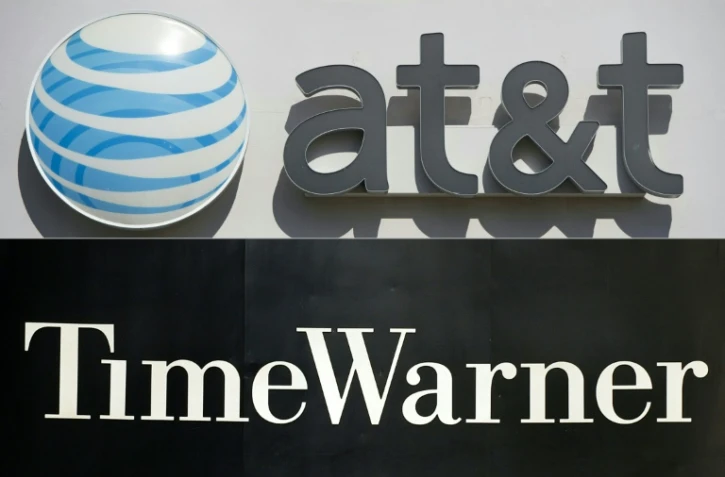 Photo montage des sigles de AT & T et Time Warner qui ont annoncé leur fusion