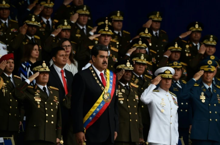 Le président vénézuélien Nicolas Maduro (c) lors d'une cérémonie militaire au cours de laquelle il est sorti indemne d'un attentat aux drones, le 4 août 2018 à Caracas