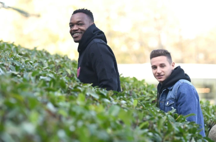 Le gardien de l'équipe de France et de l'OM Steve Mandanda et son coéquipier Florian Thauvin, à leur arrivée à Clairefontaine, le 6 novembre 2017