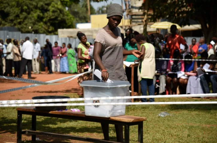 Une Ougandaise dépose son bulletin dans l'urne le 18 février 2016 à Mukono