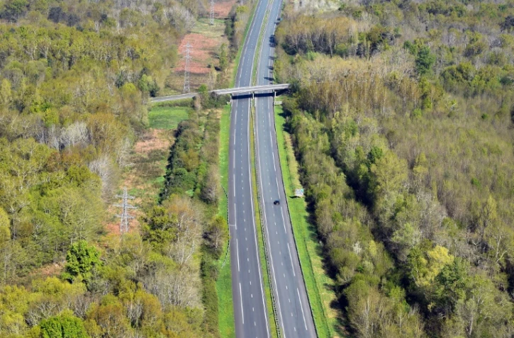 Vue aérienne de l'autoroute A10 près de Virsac ( Gironde) au 19e jour de confinement national, le 4 avril 2020