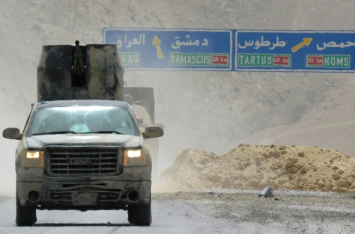 Les forces du régime syrien s'étendent autour de Palmyre, lors d'une opération pour reprendre la ville aux rebelles, le 25 mars 2016, en Syrie