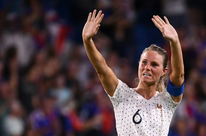 La capitaine des Bleues Amandine Henry salue les supporteurs à la fin du match victorieux contre le Brésil au Mondial-2019, le 23 juin 2019 au Havre