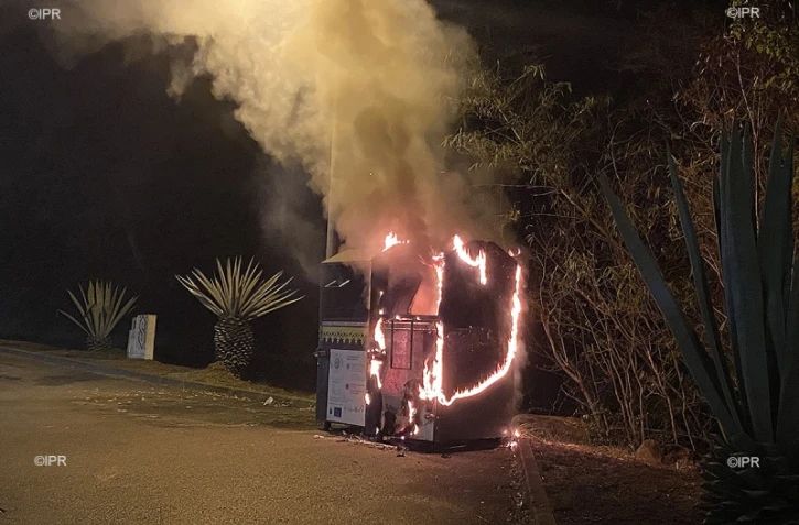La Possession : un conteneur de vêtements en feu 
