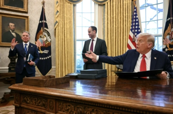 Le président américain Donald Trump fait un geste en direction de son émissaire spécial pour le Moyen-Orient, Steve Witkoff (g.), dans le bureau ovale de la Maison Blanche à Washington, le 3 février 2025 ( AFP / Jim WATSON )