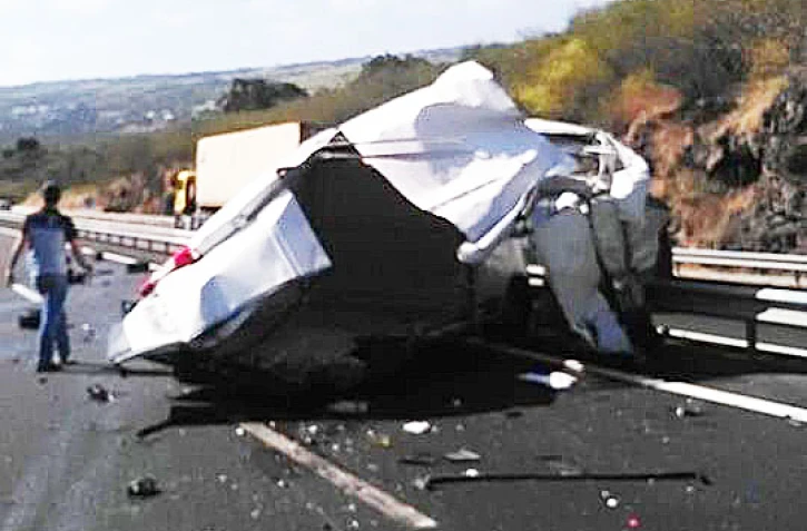 Route des Tamarins - Impressionnant accident entre deux fourgons