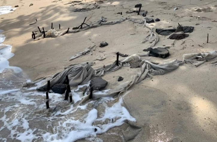 Restes des ex-paillotes sur la plage de l'Ermitage