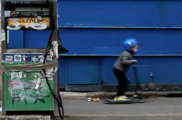 L'âge minimum pour conduire une trottinette électrique sera relevé de 12 à 14 ans et les amendes seront fortement augmentées ( AFP / JOEL SAGET )