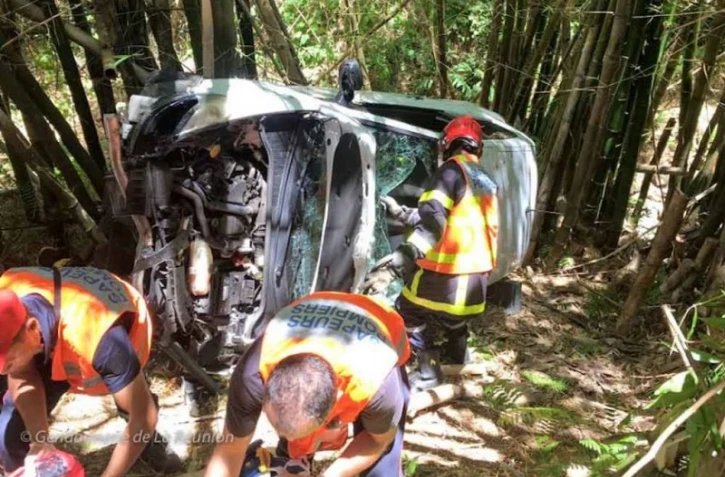 Le conducteur, sous l\'influence de l\'alcool et des stupéfiants, perdait le contrôle de sa voiture avant de terminer 10 mètres en contrebas dans une ravine à Sainte-Marie.
