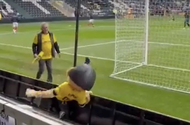 [Vidéo] Angleterre : en état d’ébriété, la mascotte d’une équipe de football exclue de son stade