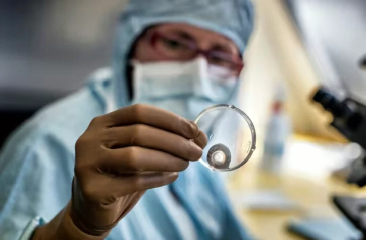 Un chirurgien réalise une greffe de cornée à l'hôpital Édouard Herriot de Lyon, le 2 avril 2012 ( AFP / Jeff PACHOUD )