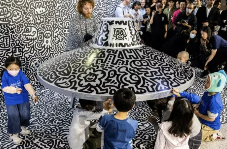 Sam Cox pendant sa performance le 19 novembre Ă Hong Kong ( AFP / ISAAC LAWRENCE )