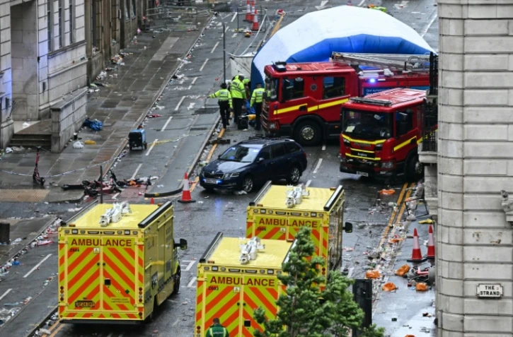 Des policiers couvrent d'une tente gonflable la scène d'un incident à Water Street, en marge d'un défilé pour la victoire de Liverpool en Premier League, à Liverpool, le 26 mai 2025