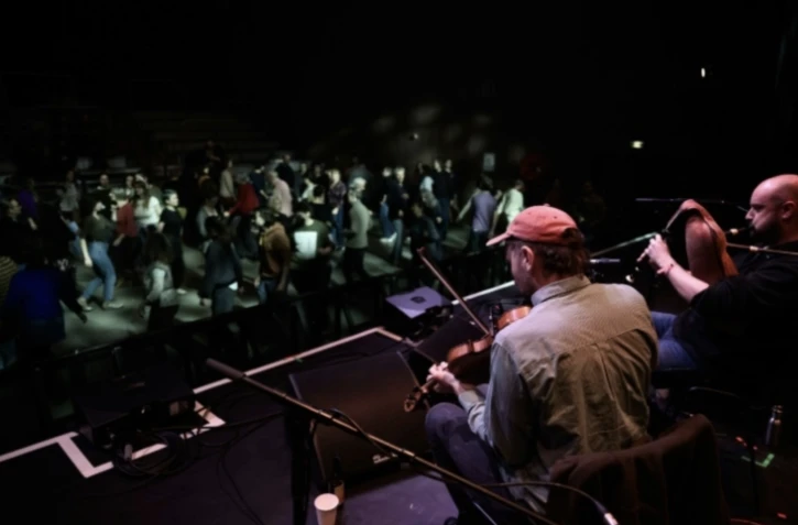 Une initiation aux danses traditionnelles d'Auvergne à la Coopérative de Mai, salle de musique contemporaine de Clermont-Ferrand, le 14 mars 2025 ( AFP / JEAN-PHILIPPE KSIAZEK )