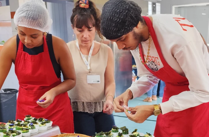 "De la fourche à la fourchette" : sept jeunes de Bois d'Olives révèlent leurs talents culinaires lors d'un concours inédit