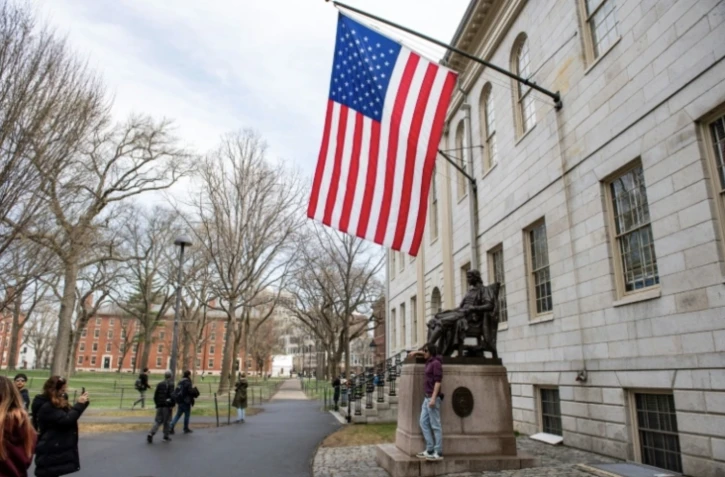 Des personnes sur le campus d'Harvard, à Cambridge, le 15 avril 2025 ( AFP / Joseph Prezioso )