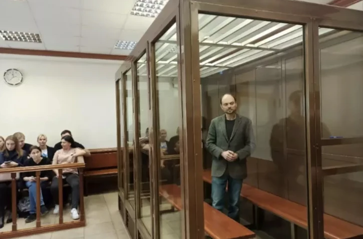 L'opposant Vladimir Kara-Mourza, accusé de "haute trahison" et de diffusion de "fausses informations" sur l'armée russe, lors de son procès au tribunal de Moscou, le 17 avril 2023 ( Service de presse du tribunal de Moscou / Handout )