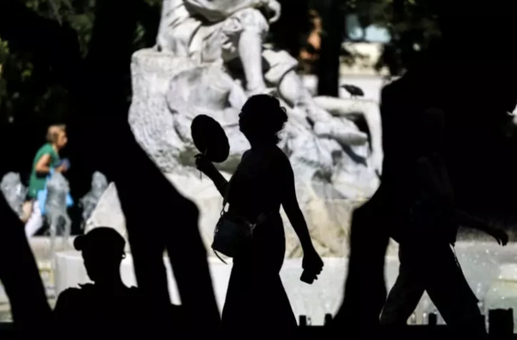 Une personne utilise un éventail lors d'une vague de chaleur en France, à Toulouse, le 23 août 2023 ( AFP / Charly TRIBALLEAU )