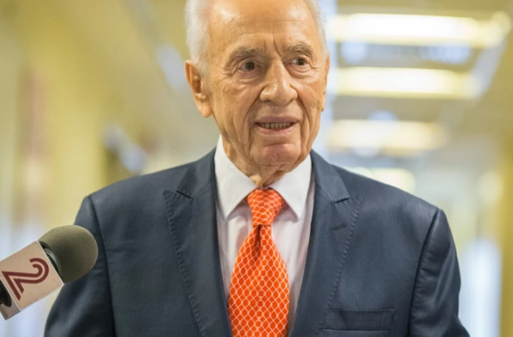 L'ancien président israélien et prix Nobel de la Paix Shimon Peres s'adresse aux journalistes le 19 janvier 2016, à sa sortie de l'hôpital Tel Ashomer, près de Tel Aviv, où il avait été admis après une alerte cardiaque