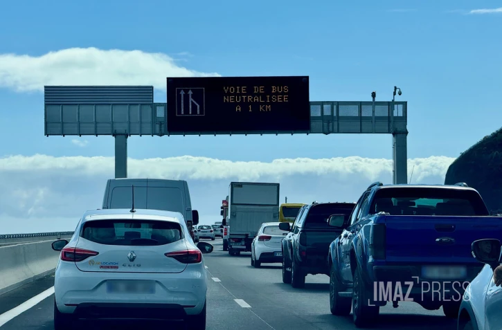 voiture du feu sur la route du littoral avec embouteillages sur la possession