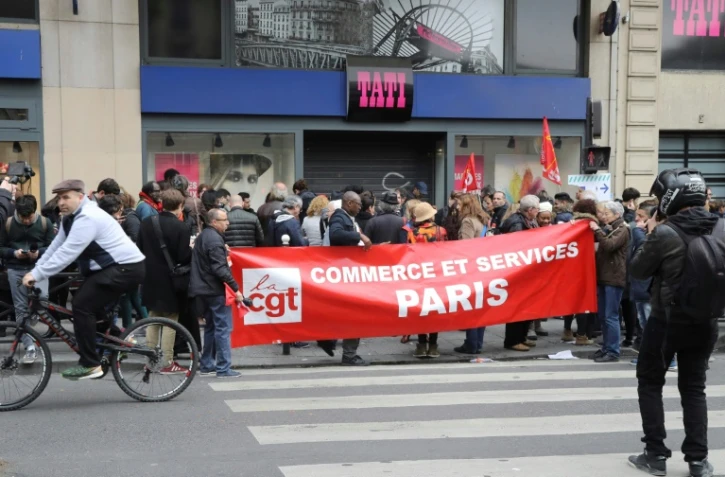 Devant le magasin Tati dans le quartier de Barbès à Paris, le 4 mai 2017