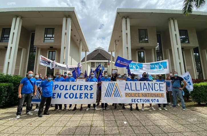 Policiers brûlés à Viry-Châtillon : rassemblement devant le tribunal pour dénoncer une 