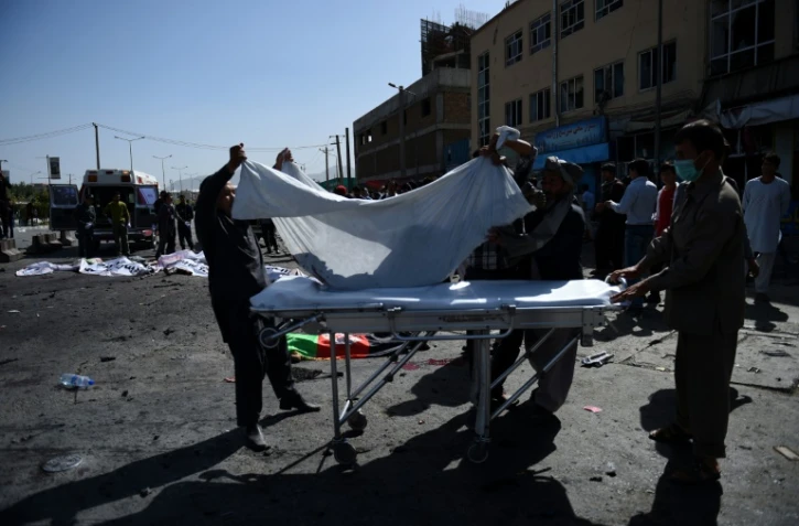 Les secours transportent un corps après l'attentat qui a frappé une manifestation à Kaboul en Afghanistan, le 23 juillet 2016