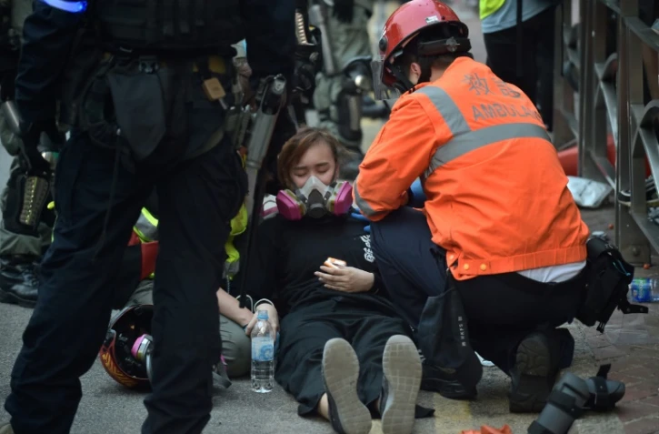 Une femme est prise en charge par les urgences pendant des affrontements entre manifestants à policiers à Hong Kong le 29 septembre 2019