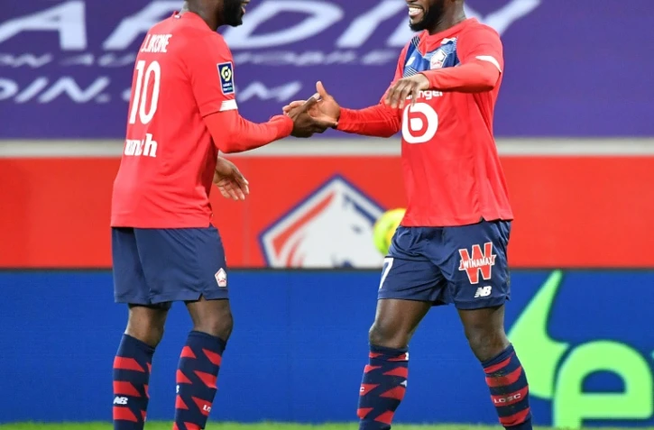 L'attaquant de Lille, Jonathan Bamba (d), fĂȘte avec le milieu Jonathan IkonĂ© l'ouverture du score lors du match de Ligue 1 Ă domicile face Ă Bordeaux, le 13 dĂ©cembre 2020
