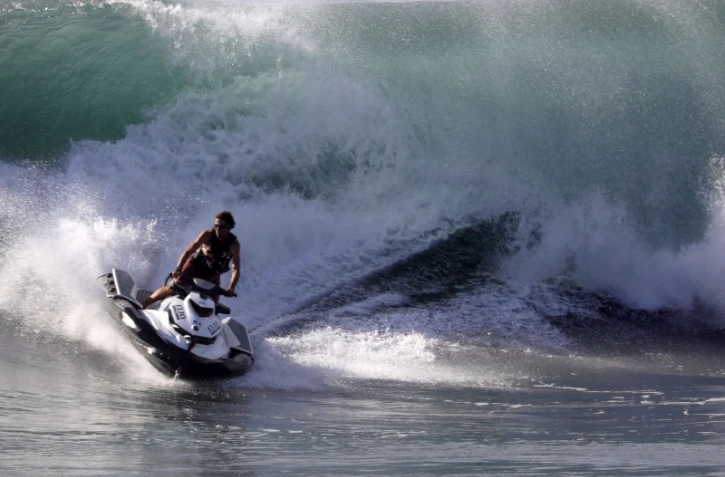 jet ski dans les vagues 