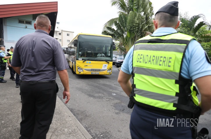controle gendarmerie à la gare routière de saint-paul