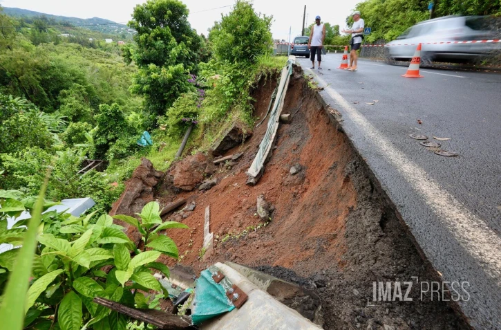 Chaussée effondrée à la Montagne