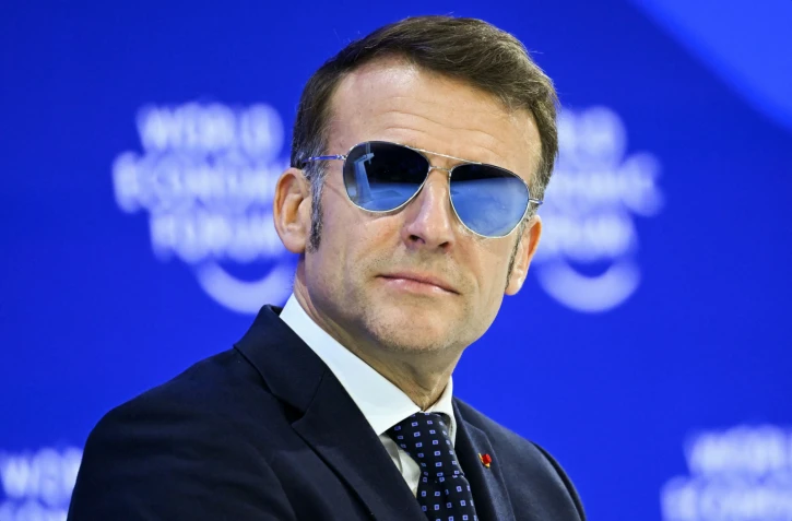 Emmanuel Macron à Davos le 20 janvier 2026, portant les lunettes de la société Henry Jullien. • © FABRICE COFFRINI / AFP