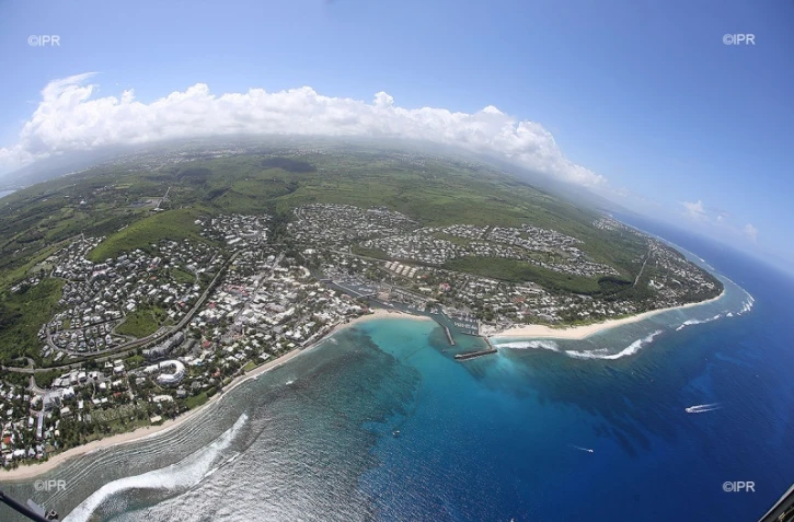 1ère compétition de surf aux Roches Noires