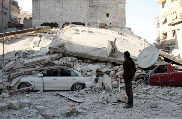 Photo des dégâts provoqués par des raids aériens attribués au régime syrien dans une localité de la Ghouta orientale, le 6 février 2018