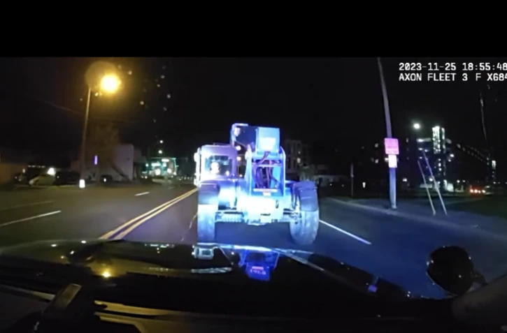 Un enfant de 12 ans a réussi à voler un chariot élévateur dans un collège, avant de s’engager de nuit dans les rues d’une ville de 120 000 habitants… (©Police d’Ann Arbor)