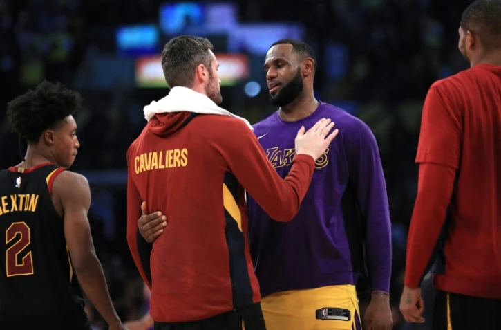 Kevin Love (g) des Cleveland Cavaliers congratule LeBron James des Los Angeles Lakers Ă la fin du match NBA au Staples Center, le 13 janvier 2020
